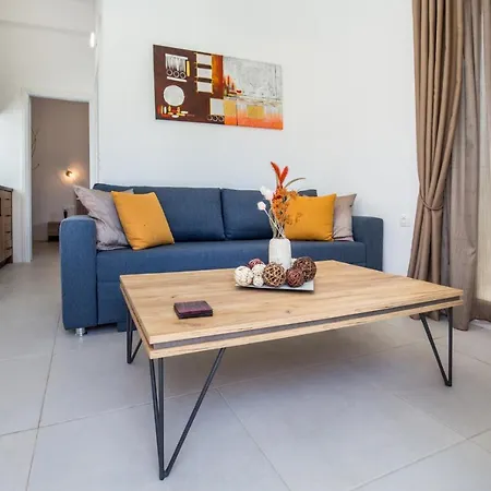 شقة Avgoustidis يميناريا