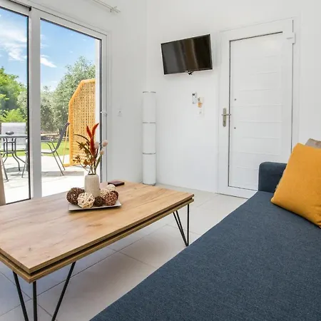 Avgoustidis يميناريا